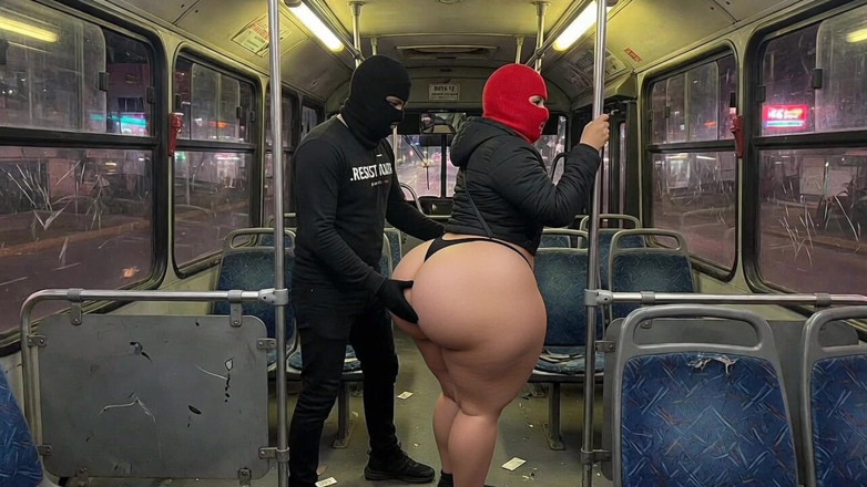 Animate golden: Dikke kont meisje in roze legging op de bus stript...