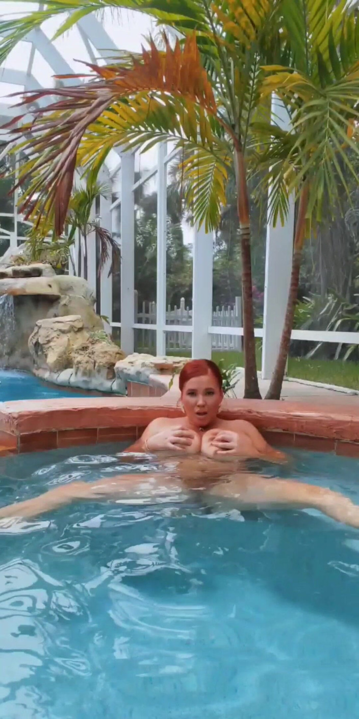 Annabelle Rogers: 나는 오늘 수영장에서 알몸으로 헤엄쳤다. 당신은 무엇을 했나요?