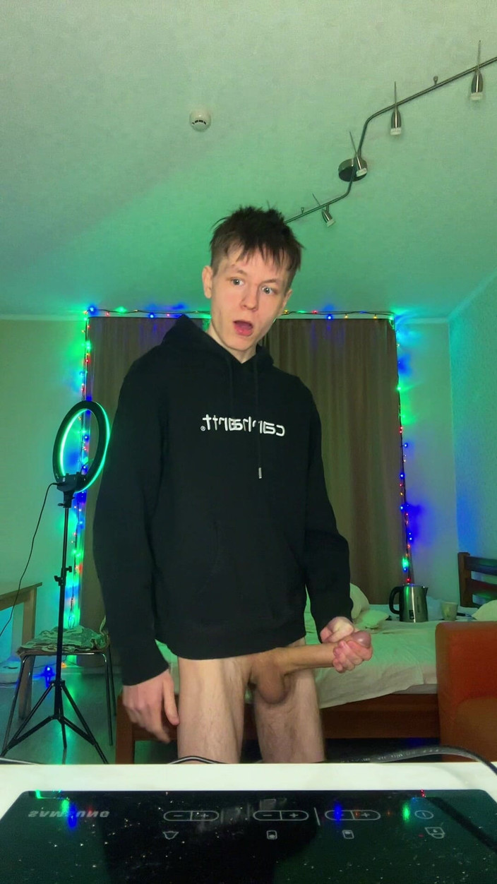 Morflot24: Uită-te la câtă spermă poate pulveriza acest twink flămând