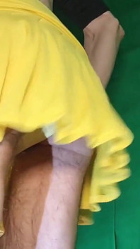 Perizoma giallo pallido sotto la gonna gialla