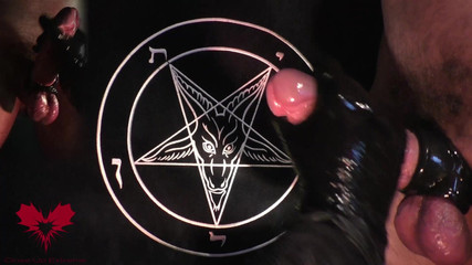 Close Up Extreme: Branlette dans des gants en latex - hommage à Baphomet