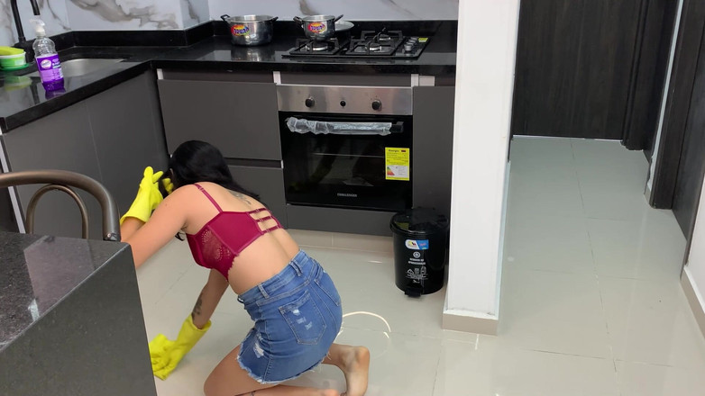 JhonAndSara: Aku ngentot saudara tiriku saat dia mengerjakan pekerjaan rumah tangga