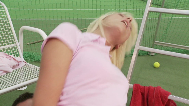 Cock Fit: Rubia traviesa de tenis follada en el coño en la...