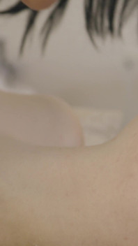 バブルバットブロンドティーンは、彼女の友人のタイトな猫を縁取るハードラフセックスをしています