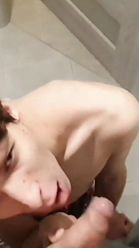 룸메이트가 씻고 거대한 자지에게 따먹히는 샤워실에 들어갔어