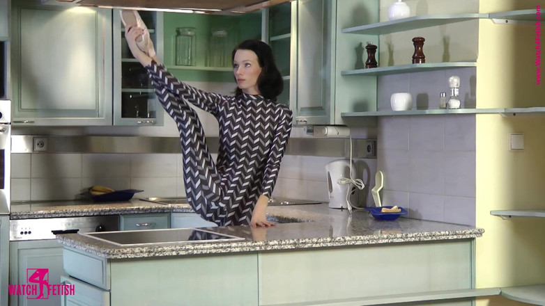 Watch4fetish: Flexibilität im spandex-catsuit