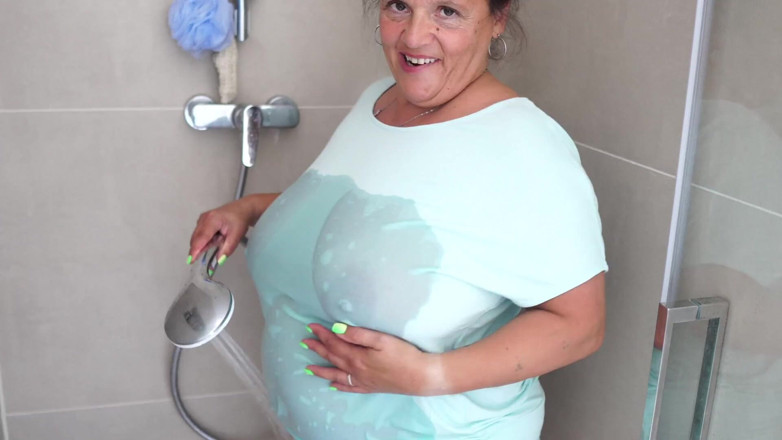 CurvyMature: Зрелая брюнетка с массивными сиськами становится бурной в душе