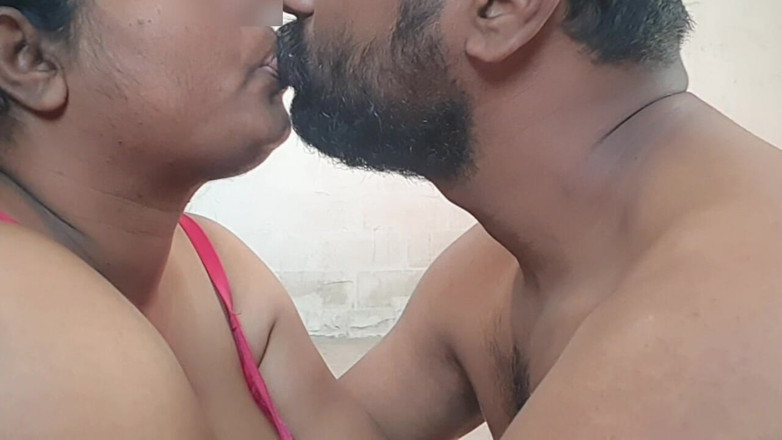 Desi Taboo: 새엄마와 배다른 아들의 첫 키스