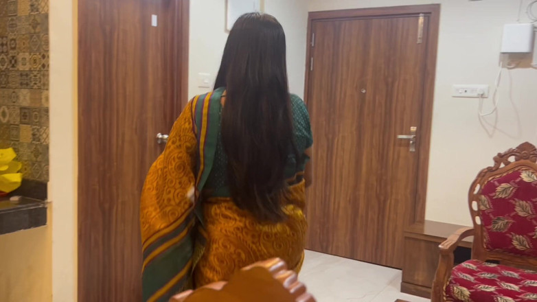 Besharam Jodi: Saree India desi disetubuhi oleh saudara tirinya yang lebih muda...