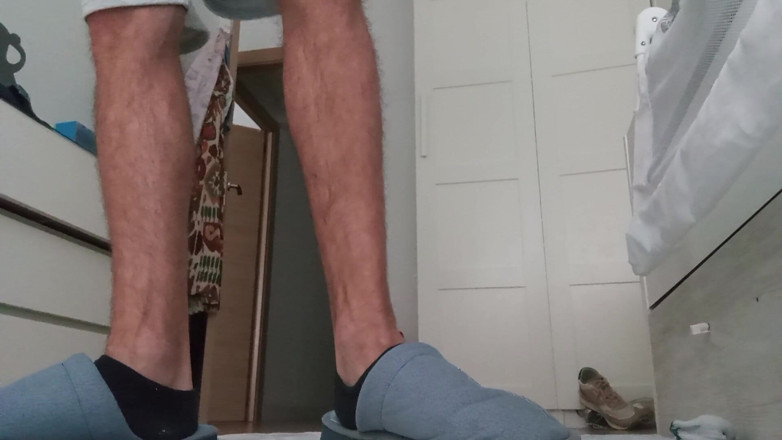 Elvissc: The Fitness Trainer Jerks off Inside His Pants and Shows...