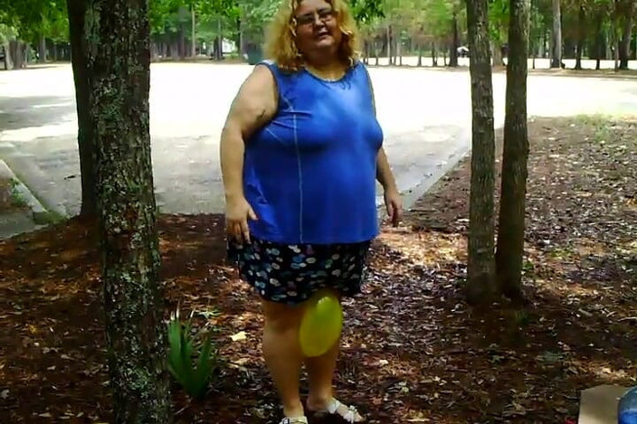 BBW nurse Vicki adventures with friends: 2 bbws are balloon blowing and popping