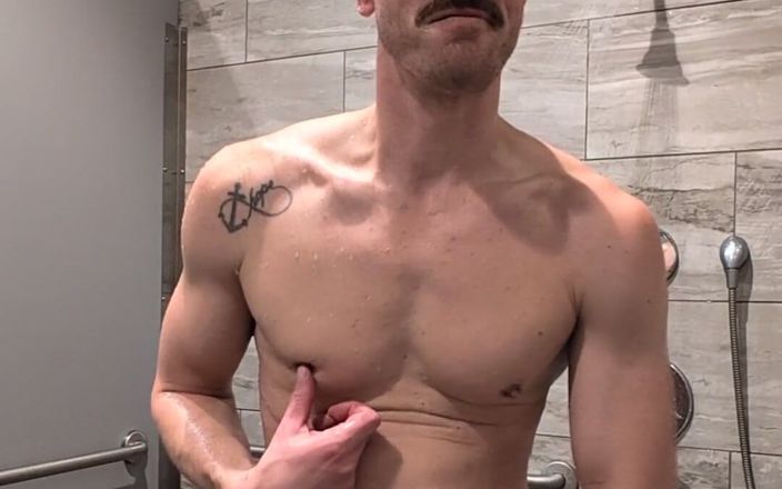 KingB8er: Als een grote broer geil wordt in de sportschool