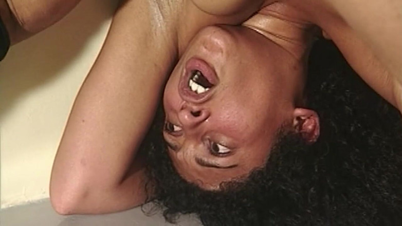 TRASHPORN: Une MILF aux cheveux bouclés prend chaque pouce sur le...