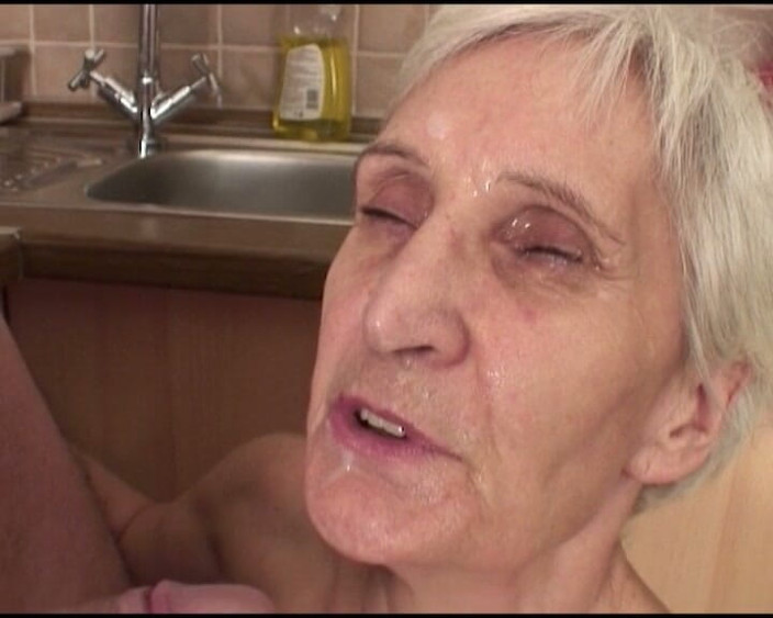 German Homemade: Deutsche oma in schwarzen strümpfen bekam nach dem eine gesichtsbesamung