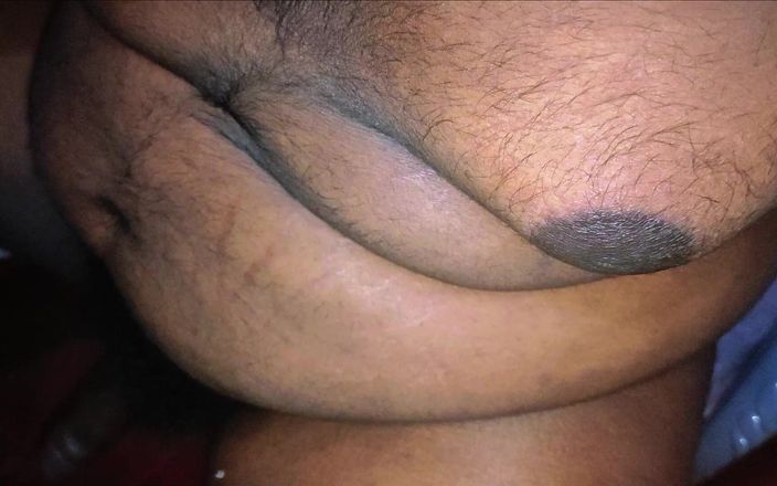 New dick in town: Sri Lankaanse man masturbeert in zijn kamer