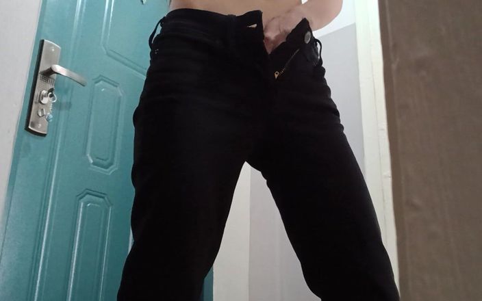 Lesbian-candys: O brunetă sexy slabă în blugi strâmți masturbează pizda păroasă