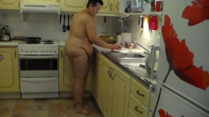 Sex hub couple: Jen does the dishes all naked