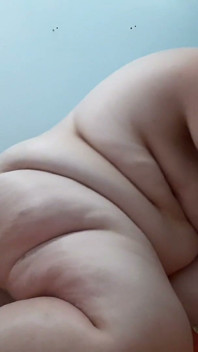 Une BBW amateur suce et chevauche une grosse bite