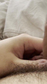 Gioca con il cazzo nel letto