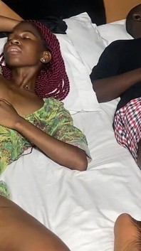 Un visiteur d’été à grosse bite noire se fait séduire et baiser sournoisment la petite femme au foyer de sa meilleure amie en la faisant squirter de sa chatte