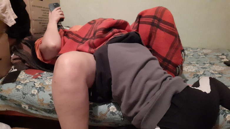 Lesbian-illusion: Iubita mea timidă s-a târât sub pulă și m-a trezit cu...