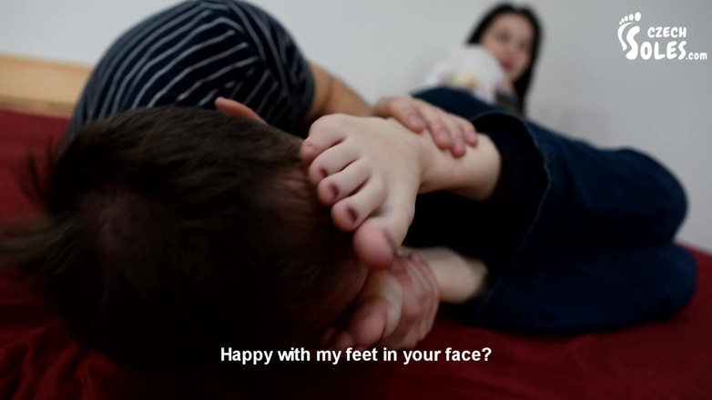 Czech Soles - foot fetish content: ディタの静かな読書と魅力的な臭い靴下