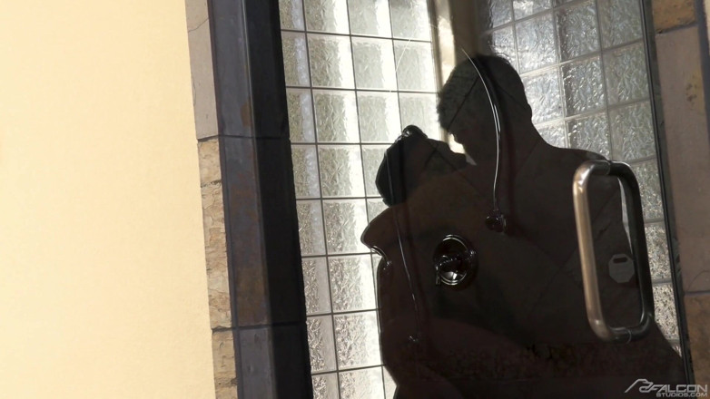 Falcon Studios: L'homme Arad Winwin s'occupe de son demi-frère pervers - FalconStudios