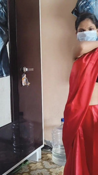 Desi Bhabhi kleedt zich om in het bijzijn van Devar.