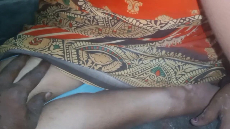 Desi Sathiya: 섹시한 Saree 아줌마