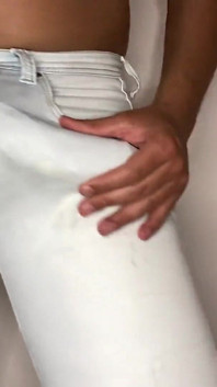 Garder une grosse bite dans les toilettes de l’aéroport qui choque tout le monde