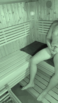 카메라가 사우나에 있는 남자들을 포착합니다.