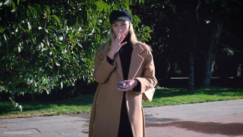 Russian Smokers: 야외에서 따먹히는 러시아 소녀와 흡연 2