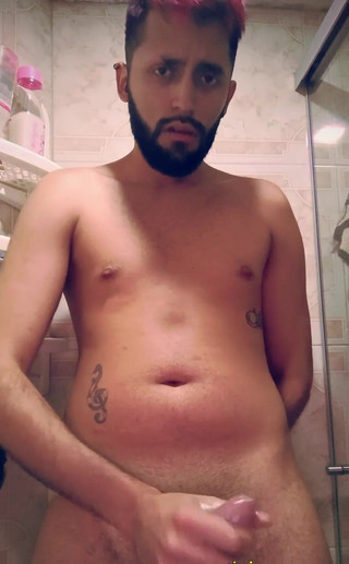 Camilo Brown: 在淋浴时撸管直到我射精，然后我继续