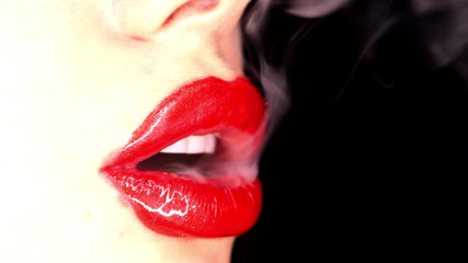 Goddess Misha Goldy: 4K Applicando gloss delle labbra & fumo e feticcio dello sputo