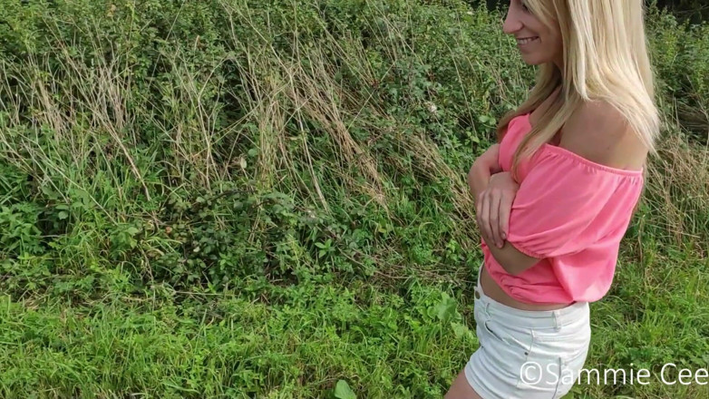 Sammie Cee: Wedgies al aire libre en bragas de encaje rosa