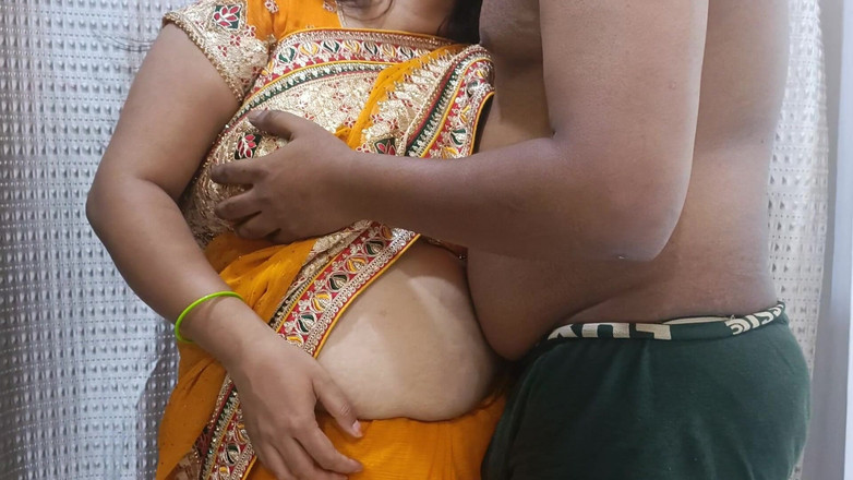 Catchybusty: Aku melepas saree kakak iparku lagi asik muasin memeknya