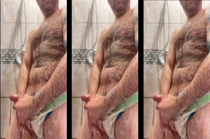 Hairy Wolf: ハンサムで毛深い大きなシャワーバトル、ジムで興奮して、エッジングと精子を出す必要がありました