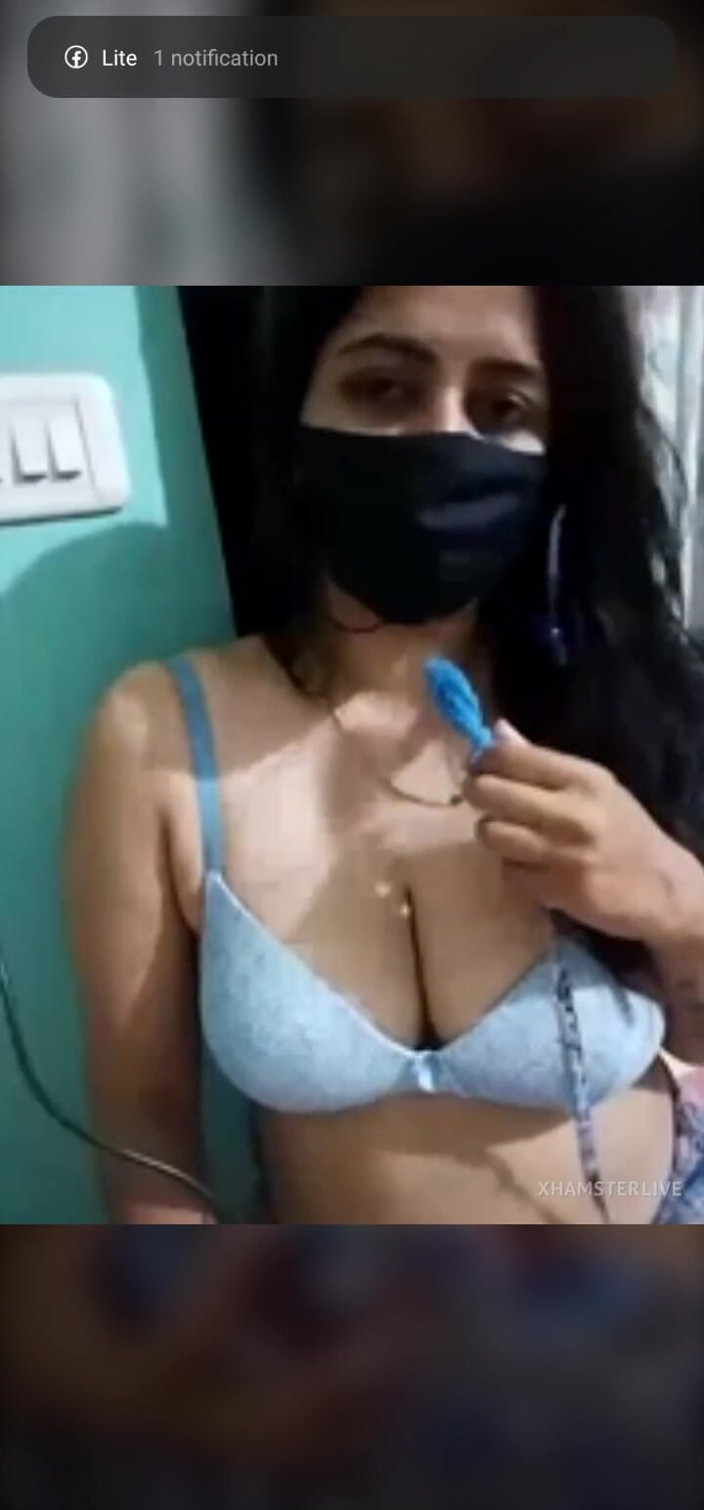 Indiandesiriya: L'arrapante miLF indiana fa uno spettacolo dal vivo - pressione delle...