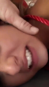 Sexo a três com menina morena fresca leva em ambos os buracos