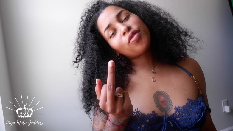 Mya Mula Goddess: Sprechen Sie mit dem Hand-Mittelfinger-Verlierersymbol