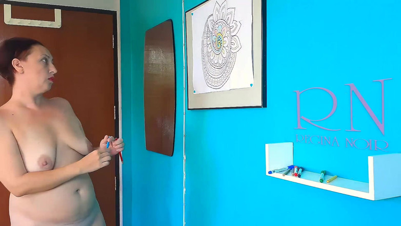 Regina Noir: Hintli çıplak resim Hint deseni - Mandala. Müzik dinleniyor. Çıplak sanat atölyesi. Kamera 2