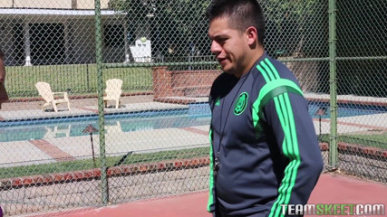 Team Skeet: Sevimli atletik genç kız koçun sıkı amcığını sikmesine izin veriyor