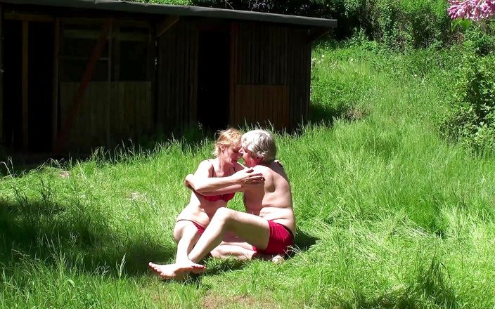 German Amateur: Mature people fucking outside