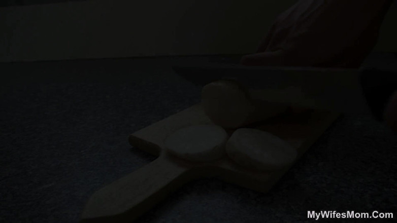 My Wifes Mom: Oups, un accident dans la cuisine !