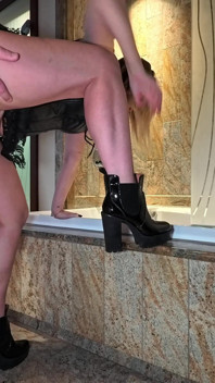 Femdom w czarnej gumowej sukience i wysokich obcasach sprawia, że jej cipka jest creampie. - Fundiarium projektowe