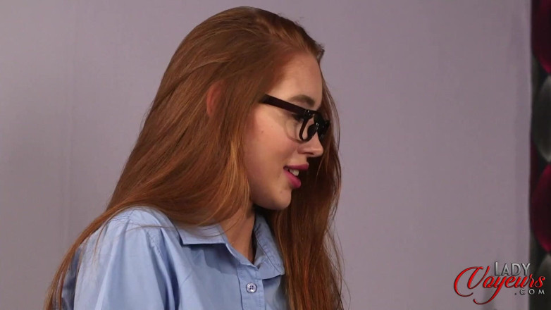 Lady Voyeurs: Thông qua lỗ khóa