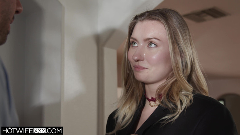HotwifeXXX: Emma Sirus se moudře rozhoduje v kanceláři