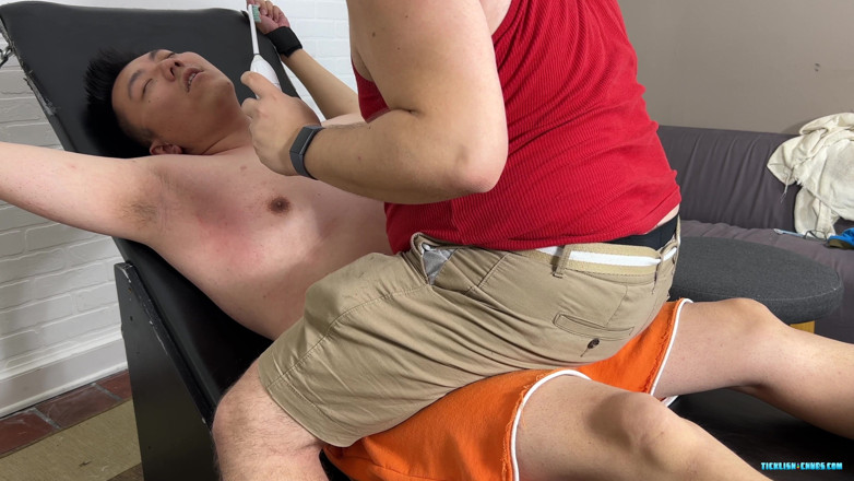 Ticklish Chubs: Xavier gekitzelt