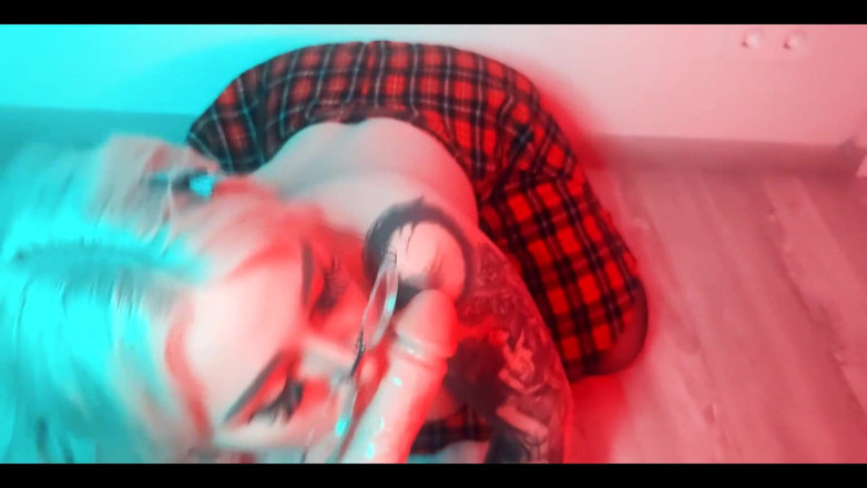 Peachgardens: Eu chupo pau profundo e me masturbo com meus peitos...