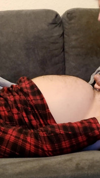 Cucání chlupatého medvěda na gauči